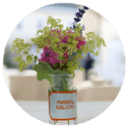 Bild enthält, Plant, Potted Plant, Flower, Flower Arrangement, Jar, Pottery, Flower Bouquet, Vase, Planter