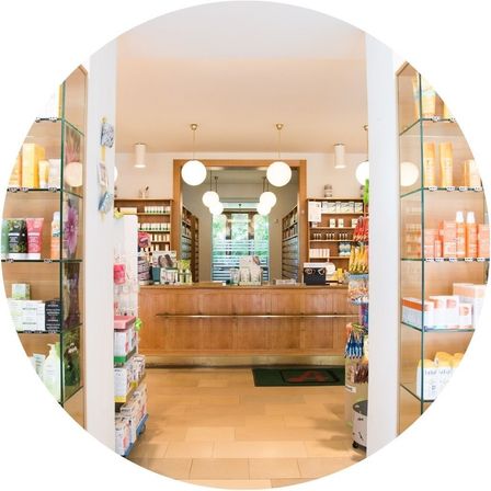 Bild enthält, Shelf, Shop, Lamp, Home Decor, Rug, Pharmacy, Person, Indoors