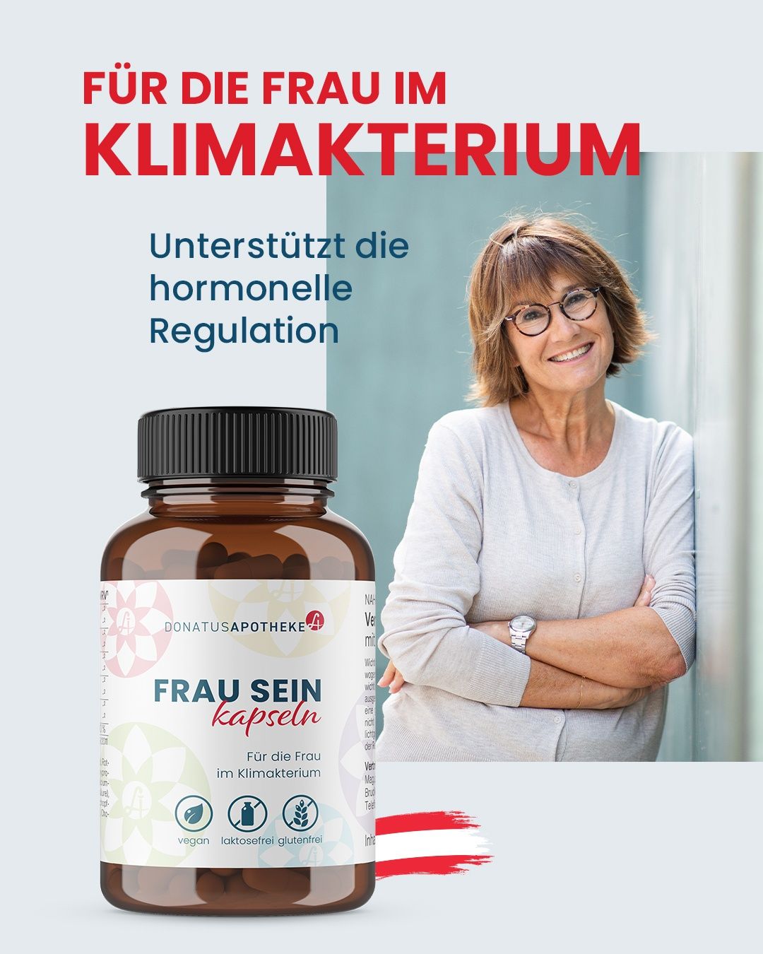 Ein Poster zeigt eine lächelnde Frau mit Brille, die sich gegen eine Wand lehnt. Unten wird eine Flasche Frau Sein Kapseln für Frauen in den Wechseljahren beworben, mit den Eigenschaften vegan, laktosefrei und glutenfrei hervorgehoben.