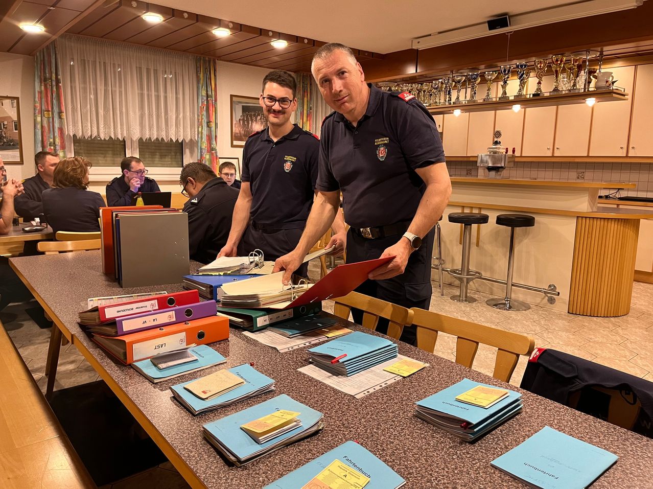 Bild enthält, Adult, Male, Man, Person, Female, Woman, Face, Head, Text, Furniture