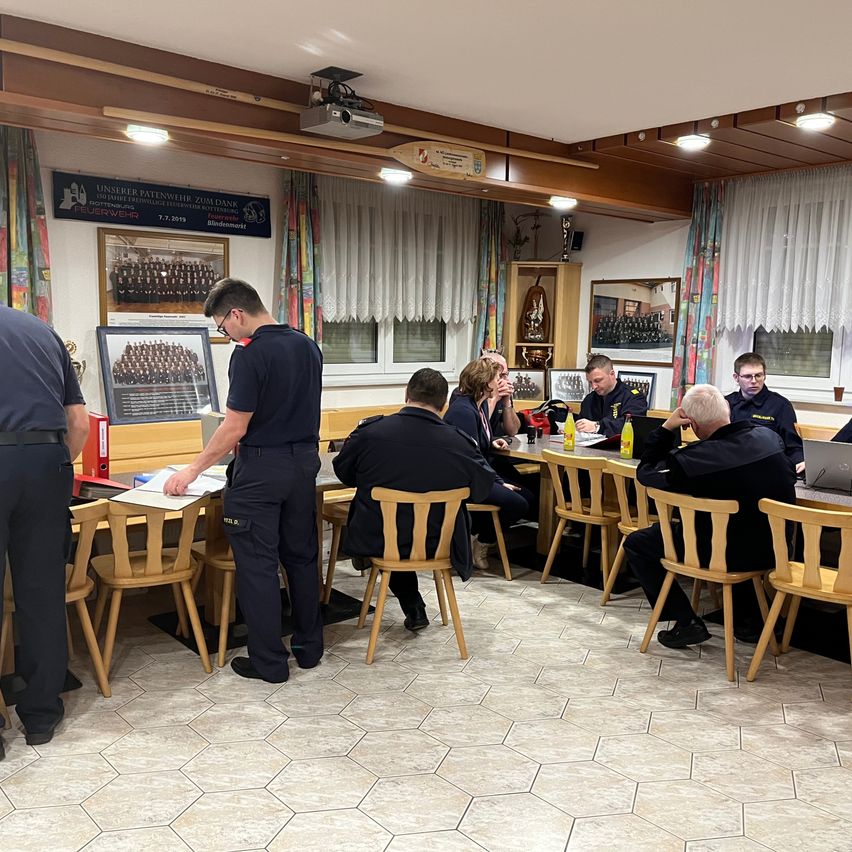 Bild enthält, Cafeteria, Indoors, Restaurant, Adult, Male, Man, Person, Chair, People, Building