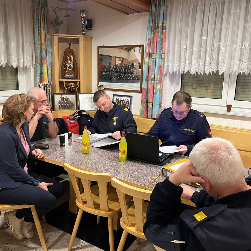 Bild enthält, Conversation, Person, Adult, Male, Man, Chair, Interview, Shoe, Laptop, Face