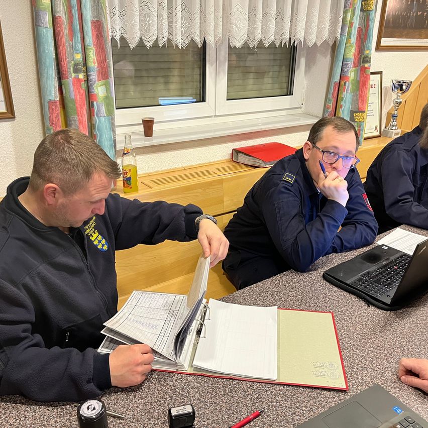 Bild enthält, Person, Adult, Male, Man, Police Officer, Text, Boy, Child, Laptop, Face