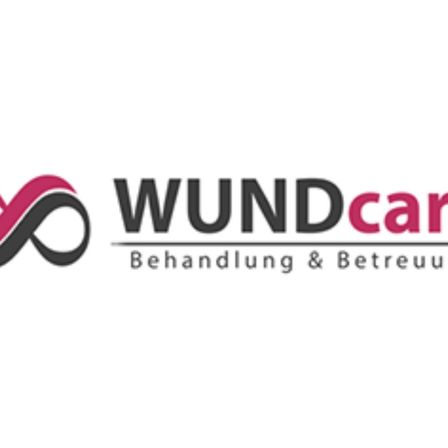 Das WUNDC-Logo zeigt ein stilisiertes 'W' und die Worte 'WUNDC', mit 'Behandlung & Betreuung' darunter in deutscher Sprache. Das Logo verwendet eine Kombination aus schwarzen und rosa Farben.