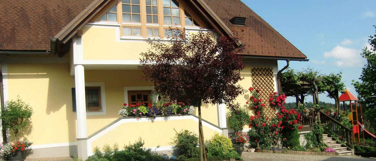 Bild enthält, Potted Plant, Path, Villa, Neighborhood, City, Planter, Cobblestone, Walkway, Cottage, Street