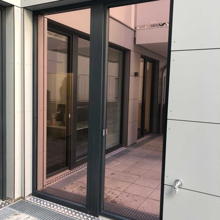 Bild enthält, Door, French Window, Window, Floor, Sliding Door