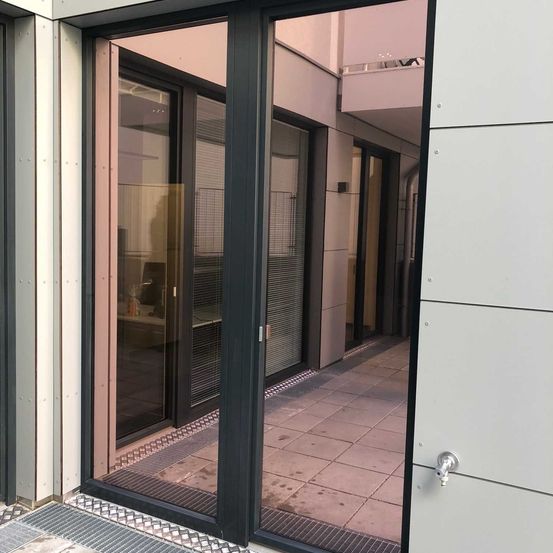 Bild enthält, Door, French Window, Window, Floor, Sliding Door