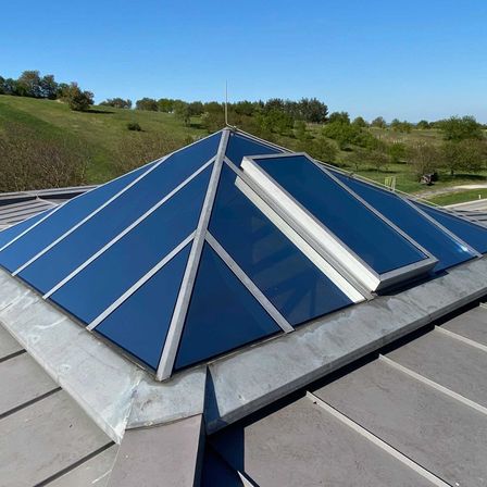 Bild enthält, Electrical Device, Solar Panels, Architecture, Building, Skylight, Window