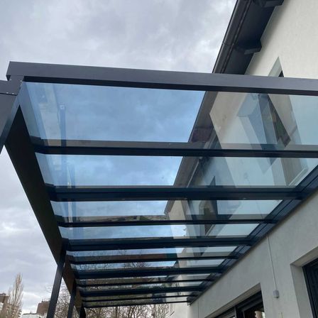 Bild enthält, Architecture, Building, Window, House, Housing, Porch, Office Building