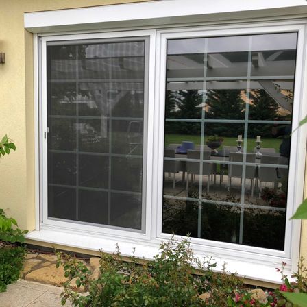 Bild enthält, French Window, Window, Candle, Person, Chair, Furniture, Plant, Door