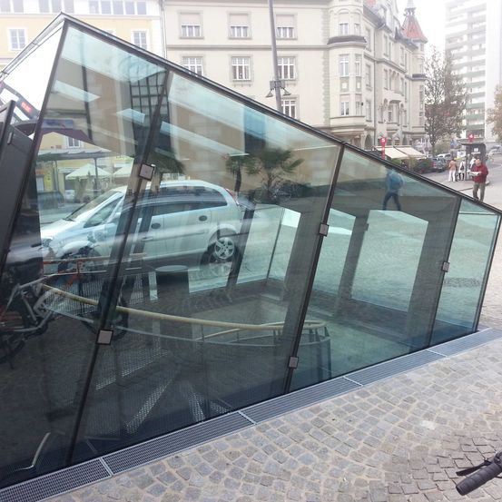 Bild enthält, City, Urban, Door, Shelter, Shoe, Person, Handbag, Bicycle, Street, Car