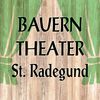 Ein hölzernes Schild mit grünem Rand und Text, der 'Bauern Theater St. Radegund' in schwarzer Schrift liest. Das Design ist rustikal mit einem Vintage-Gefühl.