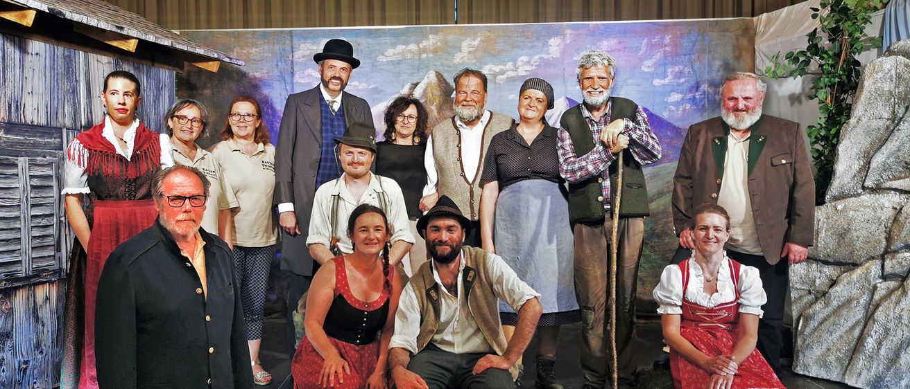 Bild enthält, People, Person, Coat, Groupshot, Adult, Male, Man, Bride, Female, Woman