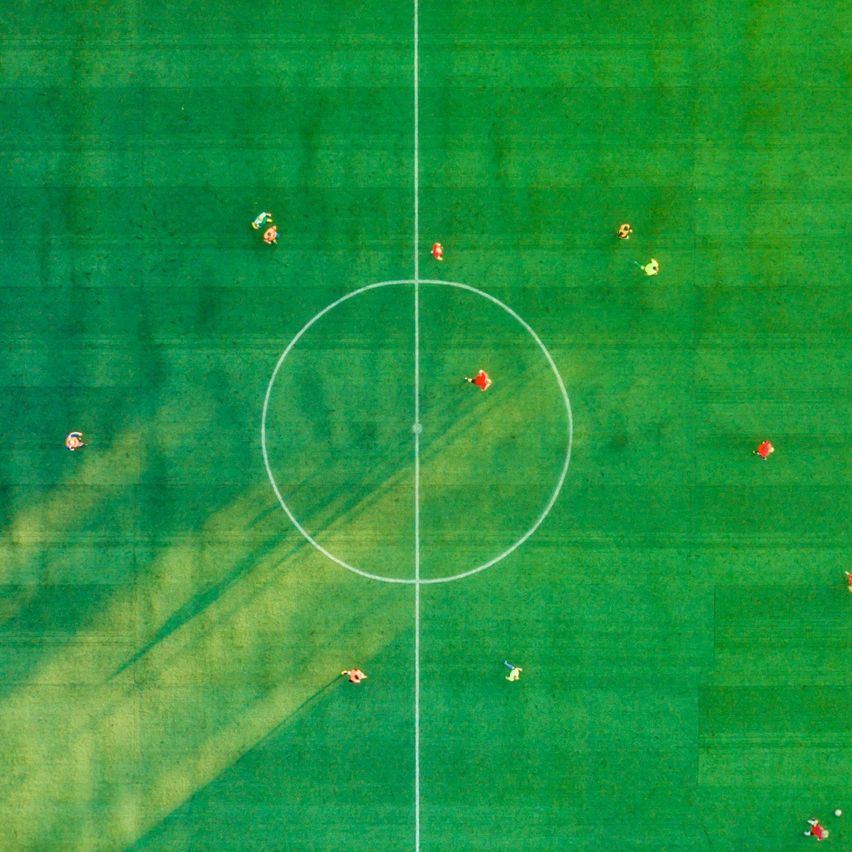 Bild enthält, Field, Person, Blackboard, Football, Soccer, Outdoors, Bird, People