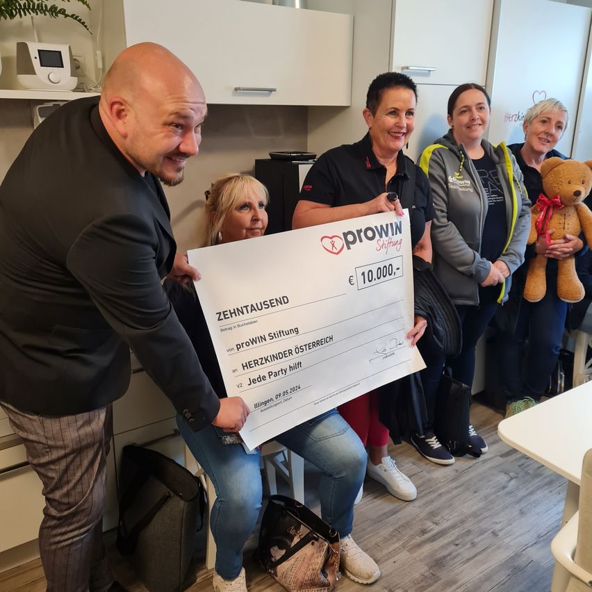 Bild enthält, Wood, Pants, Handbag, Adult, Male, Man, Person, Shoe, Female, Woman