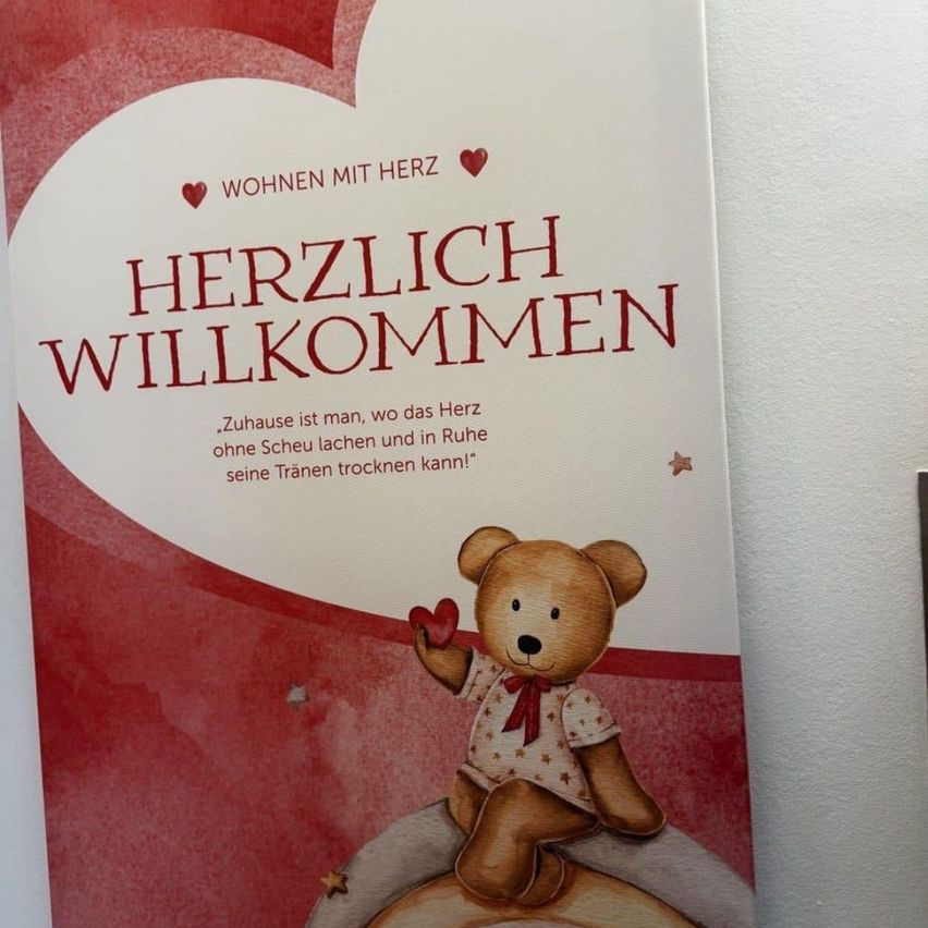 Bild enthält, Book, Publication, Advertisement, Poster, Business Card, Paper, Text, Teddy Bear, Toy