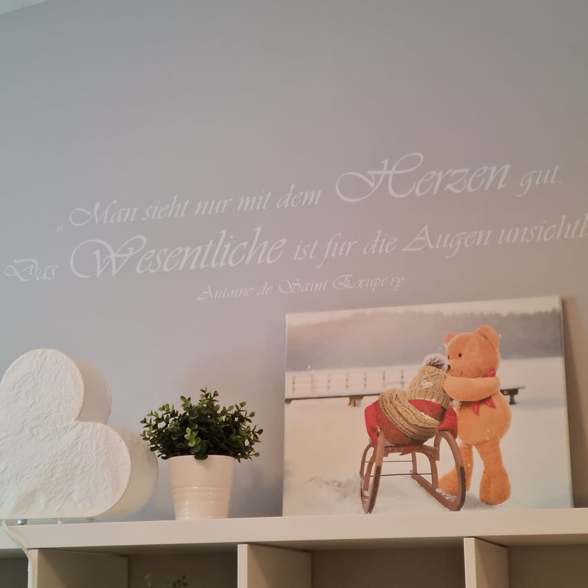 Bild enthält, Plant, Potted Plant, Furniture, Wall, Pottery, Flower, Shelf, Jar, Interior Design