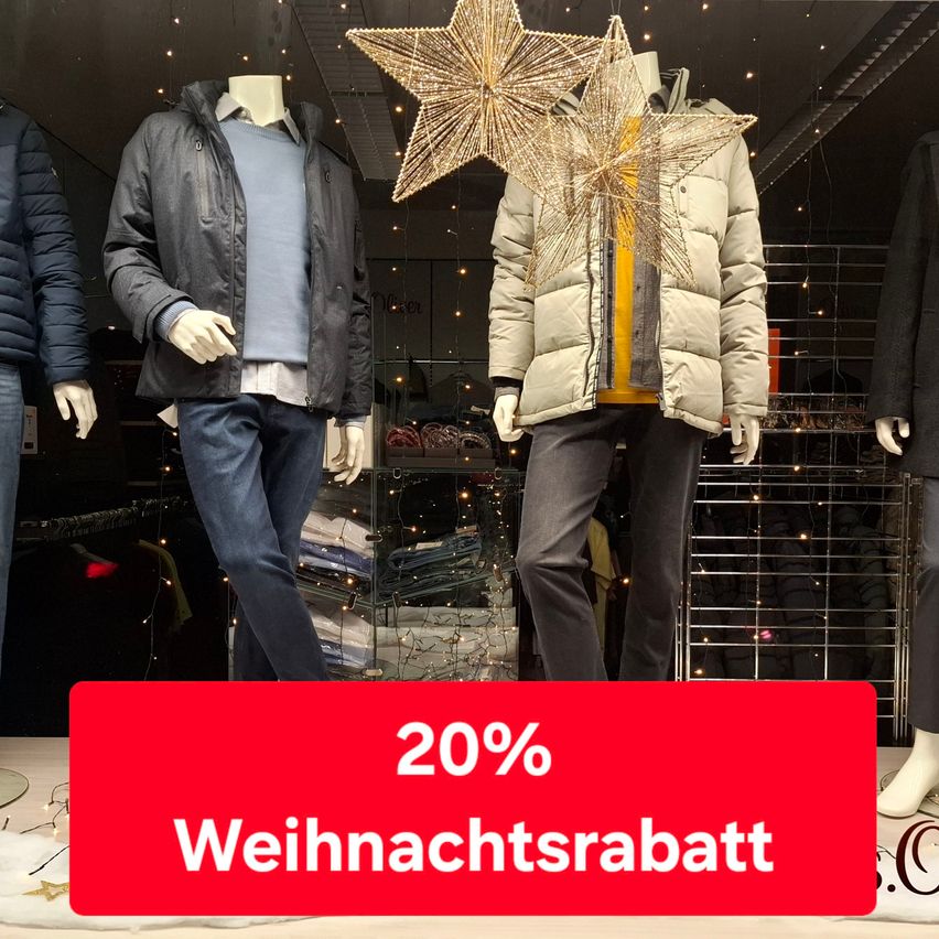 Eine Bekleidungsschaufenster mit zwei Mannequins in Jacken, Hosen und Schuhen. Dahinter ist eine sternförmige Dekoration und Lichter zu sehen. Ein Schild unten zeigt '20% Weihnachtsrabatt'.