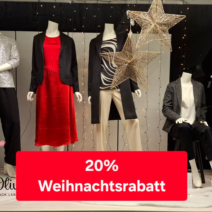 Ein Schaufenster einer Bekleidungsboutique mit Mannequins in verschiedenen Outfits und einem Banner mit 20% Weihnachtsrabatt. Die Mannequins sind mit goldenen Sternen geschmückt.