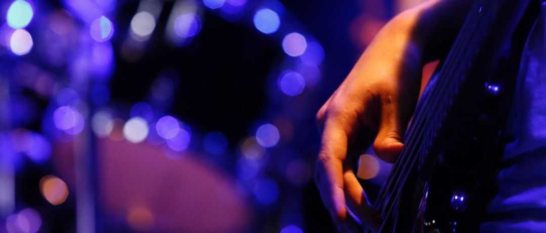 Das Bands Night am 28. Mai 2025 um 20:00 Uhr findet in der Kammgarn Hard statt. Der Plakat zeigt eine Hand, die eine Gitarre spielt, mit lila Lichtern im Hintergrund. Der Text lädt Besucher ein, verschiedene Bands in einer einladenden Umgebung zu genießen.
