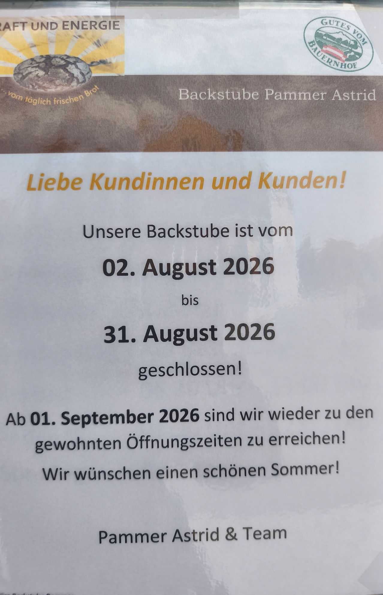 Ein Hinweis informiert Kunden, dass die Bäckerei vom 02. August 2026 bis 31. August 2026 geschlossen sein wird und ab dem 01. September 2026 wieder zu den gewohnten Öffnungszeiten zurückkehrt. Die Nachricht wünscht allen einen schönen Sommer.