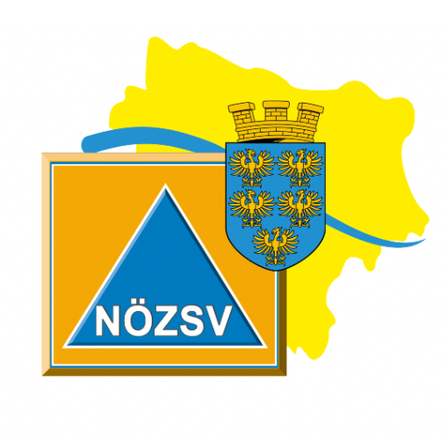 Das Logo zeigt einen orangefarbenen Hintergrund mit einem blauen Dreieck, das die weißen Buchstaben NOZSZV enthält. Es umfasst auch einen Wappenschild mit einem blauen Kreis, gelben Adlern und einer Krone.