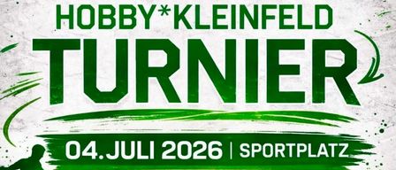 Ein Plakat für ein Fußballspiel am 4. Juli 2026 auf dem Sportplatz mit einem Fußball und Spielern in Aktion.