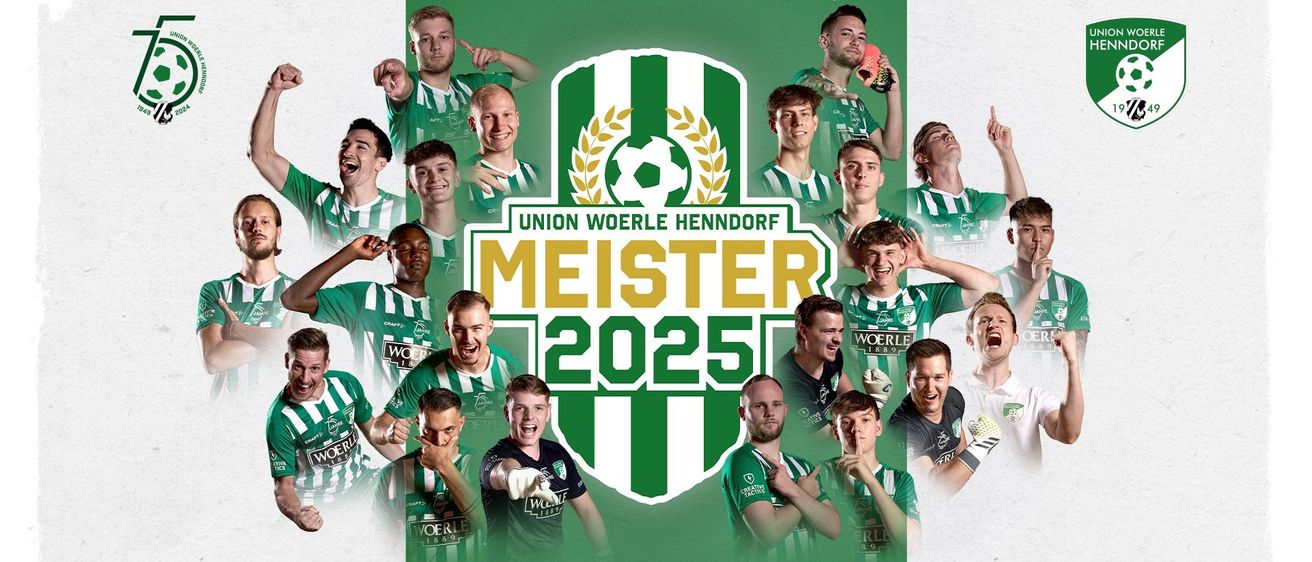 Plakat für Union Woerle Henndorf Meister 2025, mit einer Gruppe von Fußballspielern, die feiern. Die Spieler tragen grüne und weiße Uniformen und halten eine Trophäe und einen Fußball.