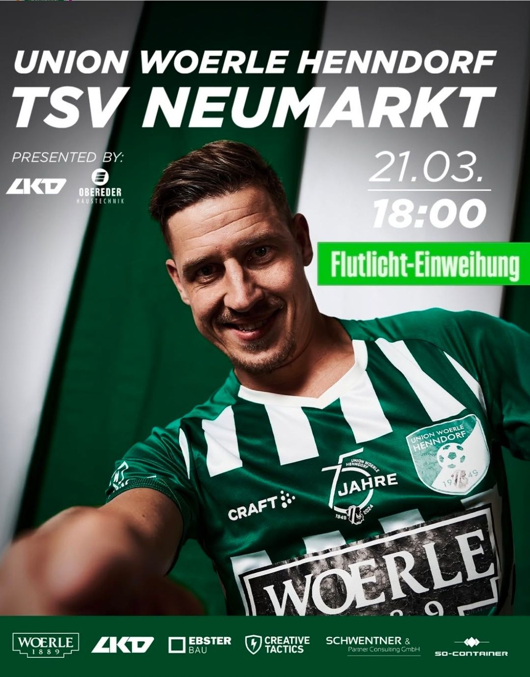 Ein lächelnder Fußballspieler in einem grünen Trikot macht ein Selfie. Der Text lautet 'TSV Neumarkt' und 'Flutlicht-Einweihungs'. Die Veranstaltung ist für den 21. März um 18:00 Uhr geplant.