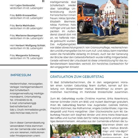 Eine Seite aus einem Gemeinde-Newsletter zeigt ein Foto von mehreren Menschen, die sich draußen versammelt haben, mit Text auf Deutsch über eine Geburtstagsfeier und gemeinschaftliche Unterstützung.