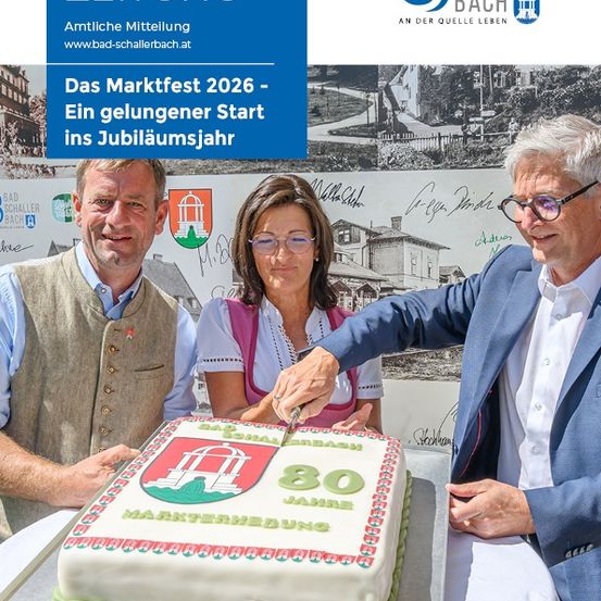 Drei Personen schneiden einen Kuchen mit der Nummer 80, um einen Meilenstein zu feiern. Der Mann links trägt eine Weste, die Frau in der Mitte trägt eine Brille und der Mann rechts trägt einen Anzug. Hinter ihnen ist ein Banner mit den Worten 'Marktfest 2026 - Ein gelungener Start ins Jubiläumsjahr'.