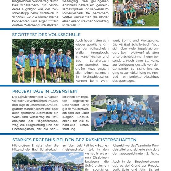 Eine Gruppe von Kindern in blauen Uniformen steht zusammen auf einem Rasenfeld, möglicherweise an einem Sportevent teilnehmend. Die Kinder lächeln und scheinen sich zu amüsieren. Im Hintergrund ist ein verschwommenes Bild eines Hauses und Bäume zu sehen.
