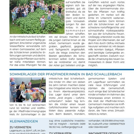 Eine Gruppe von Schülern in einem Garten, einige heben ihre Hände, andere halten Pflanzen. Das Bild trägt den Titel 'Vom Rasen zum Gemüseacker - Schüler werden zu Junggärtnern'. Der Text handelt von der Kultivierung von Kartoffeln und anderen Gemüsesorten.