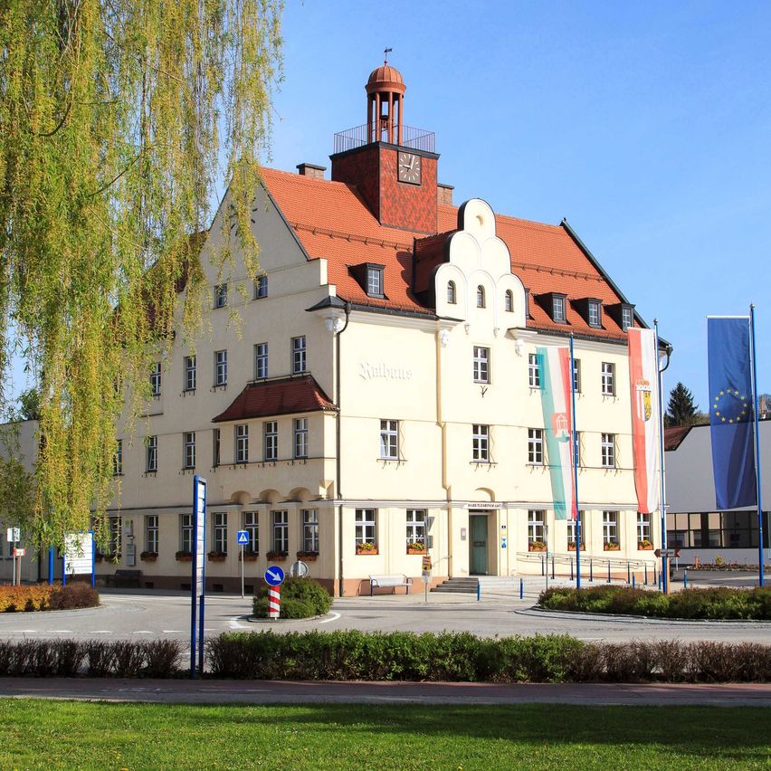 Bild enthält, Grass, Plant, Tree, Campus, Lawn, Neighborhood, Car, Person, City, Bench