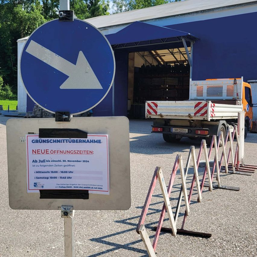 Bild enthält, Fence, Transportation, Truck, Vehicle, Road Sign, Sign, Symbol