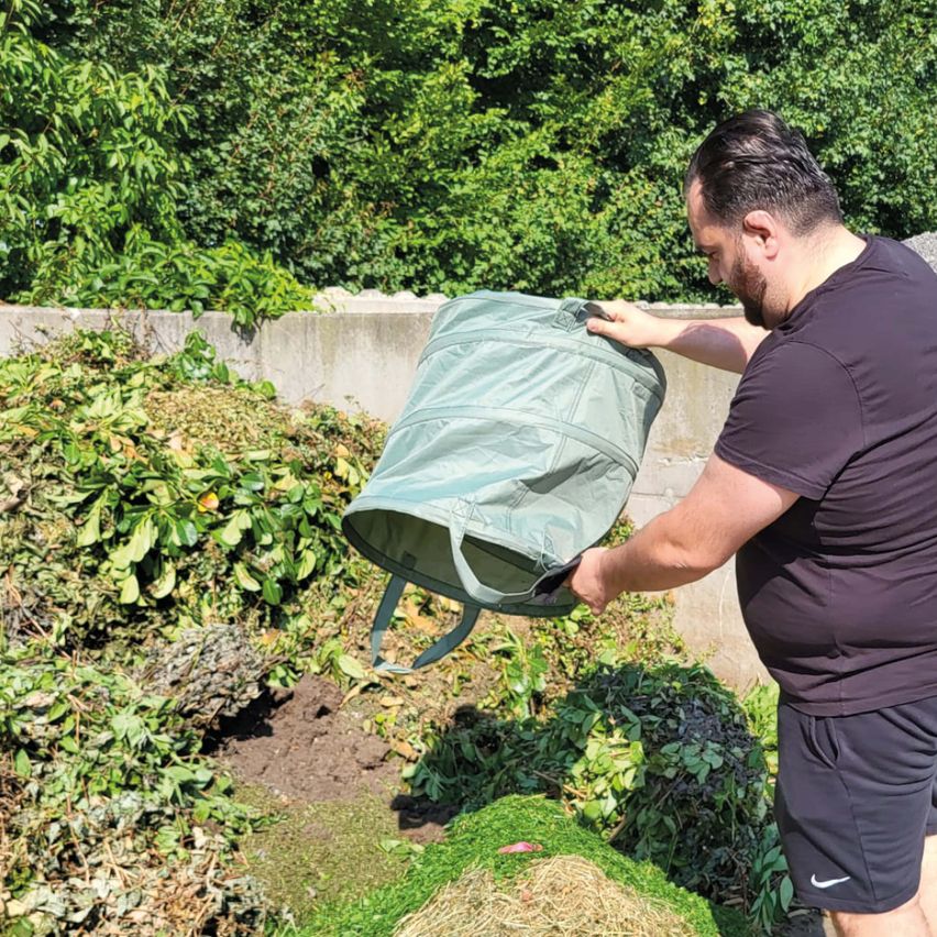 Bild enthält, Garden, Nature, Outdoors, Adult, Male, Man, Person, Bag, Gardening, Yard