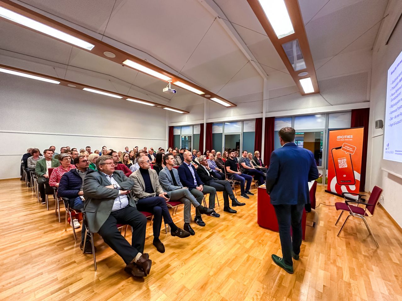 Bild enthält, People, Person, Crowd, Classroom, Indoors, School, Lecture, Adult, Male, Man