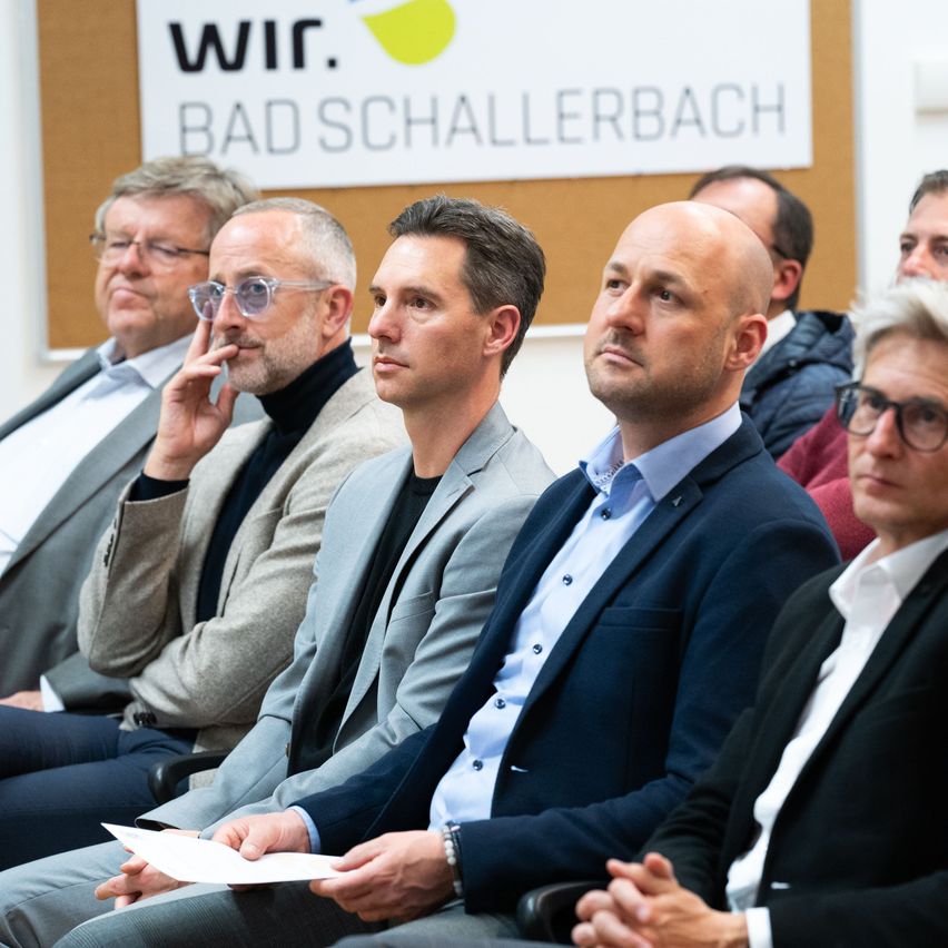 Bild enthält, People, Person, Glasses, Adult, Male, Man, Wristwatch, Face, Suit, Crowd