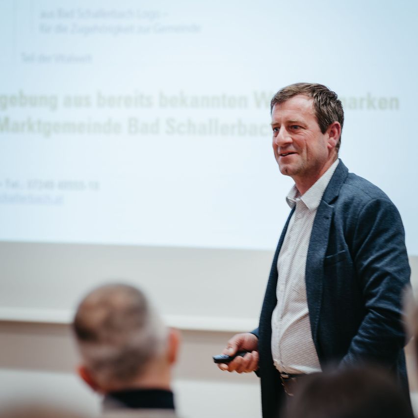 Bild enthält, People, Person, Crowd, Adult, Male, Man, Boy, Child, Audience, Seminar