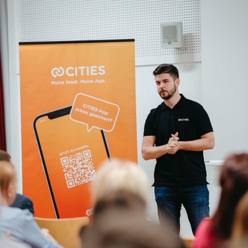 Bild enthält, Crowd, Person, Audience, Adult, Male, Man, Boy, Child, Speech, QR Code