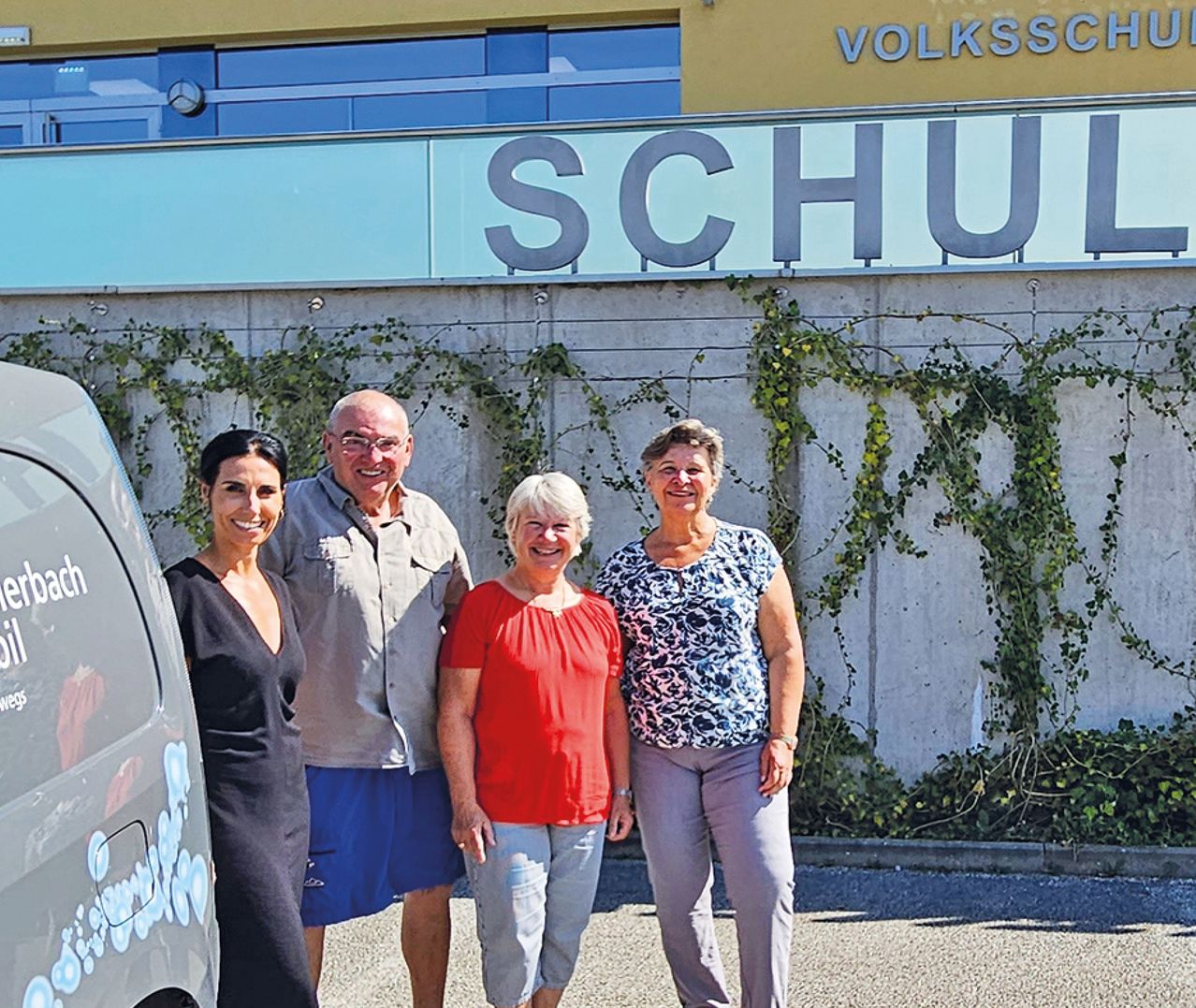 Bild enthält, Person, Jeans, Pants, People, Adult, Male, Man, Shorts, Car, Face