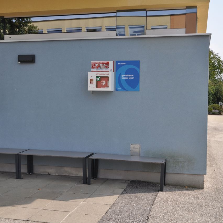 Bild enthält, Bus Stop, Outdoors, Advertisement, Bench, Furniture, Architecture, Building, Mailbox