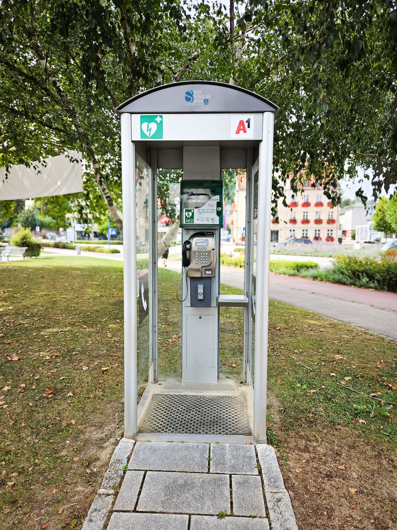 Bild enthält, Path, Walkway, Phone Booth