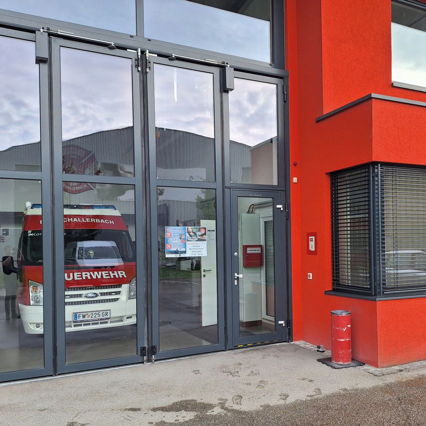 Bild enthält, Door, Person