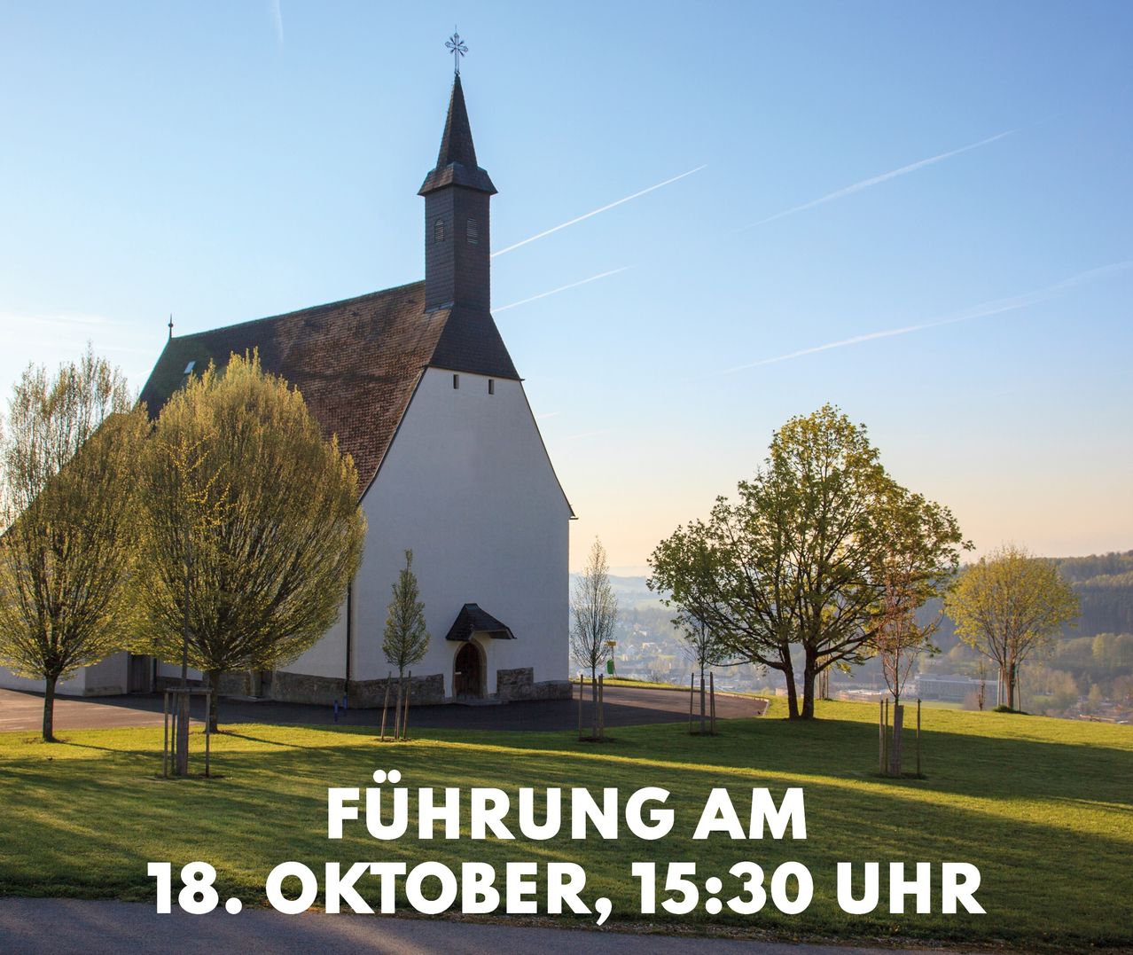 Bild enthält, Grass, Plant, Building, Spire, Lawn, Tree, Clock Tower, Outdoors, Bell Tower, Nature