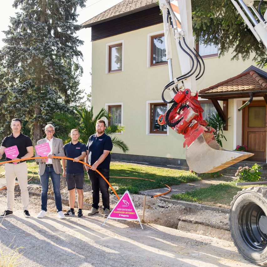 Bild enthält, Outdoors, Shelter, Person, Wheel, Adult, Male, Man, People, Tire, Shorts