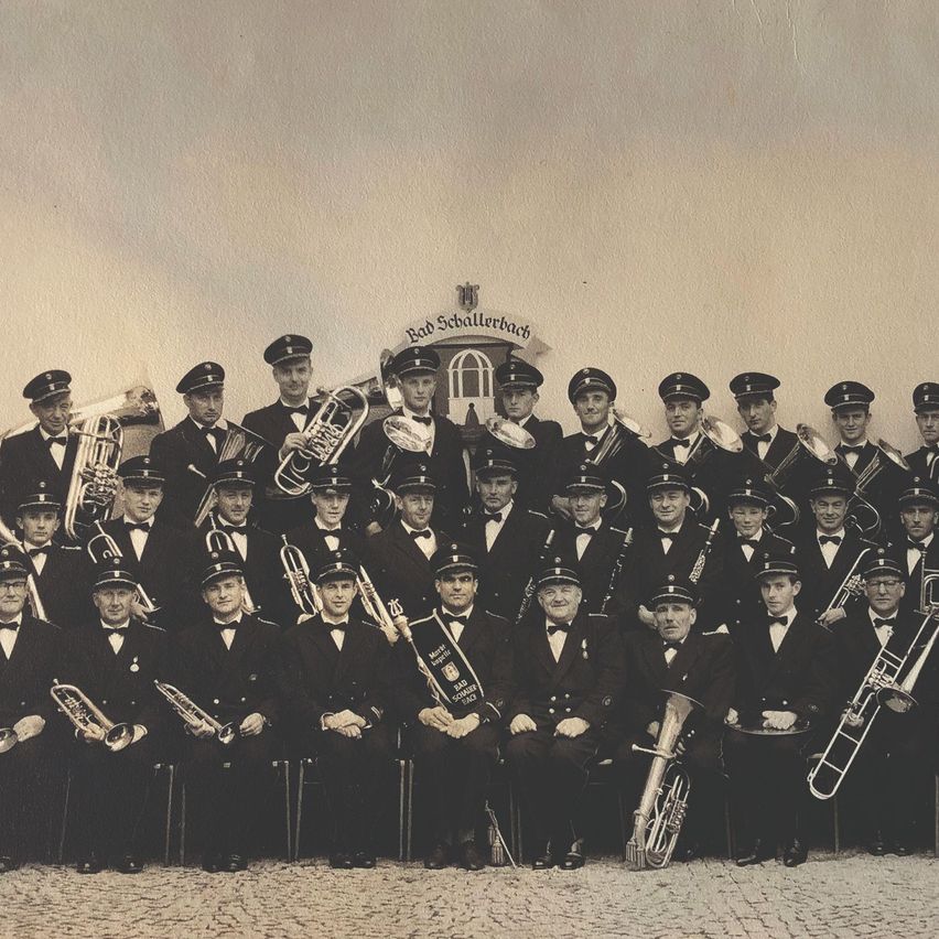 Bild enthält, Group Performance, Music, Music Band, Musical Instrument, Musician, Performer, Person, People, Formal Wear, Tie