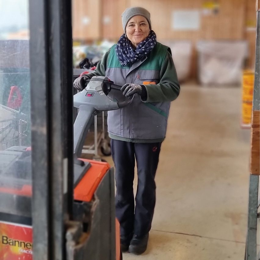 Bild enthält, Adult, Female, Person, Woman, Glove, Standing, Worker, Scarf, Coat, Shoe
