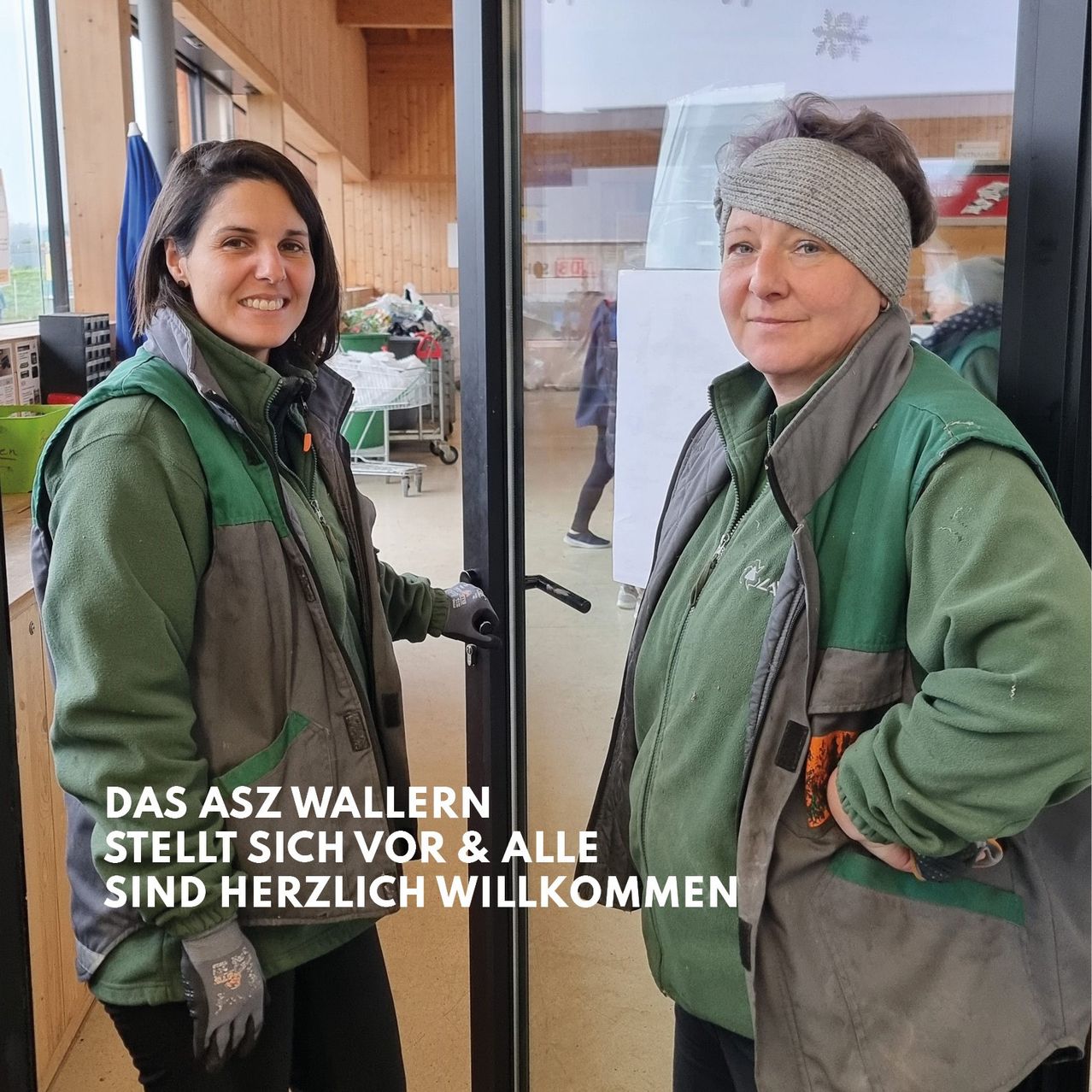 Bild enthält, Coat, Jacket, Glove, Person, Adult, Female, Woman, Shoe, Face, Cap