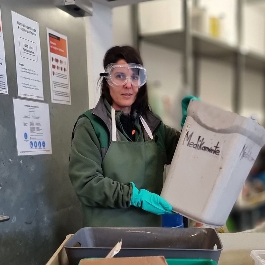 Bild enthält, Clothing, Glove, Adult, Female, Person, Woman, Face, Head, Accessories, Glasses